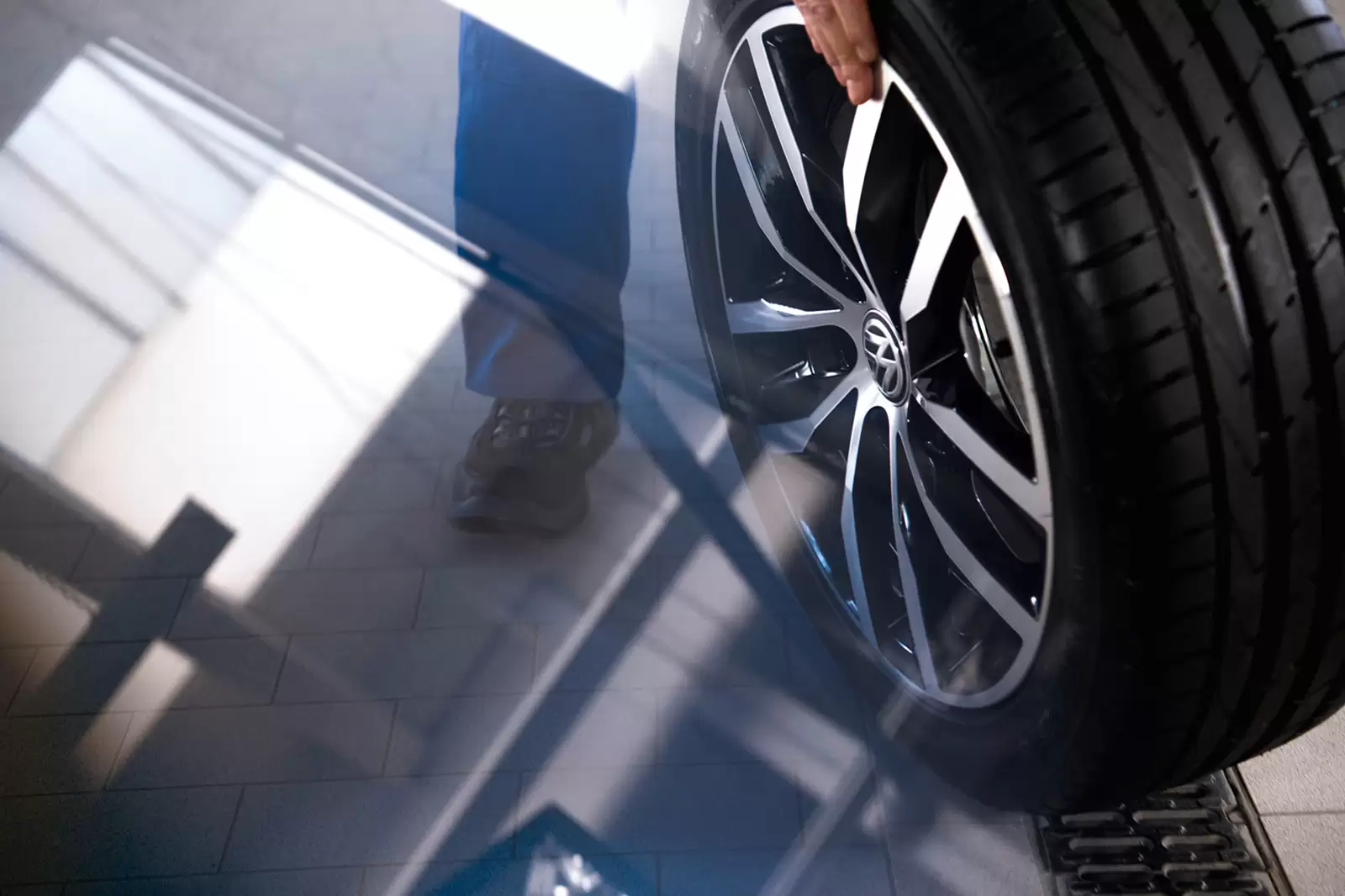 Detalle de un cambio de neumático en un taller oficial del Grupo Volkswagen